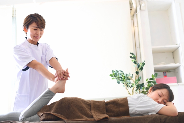 整体師の施術を受ける女性