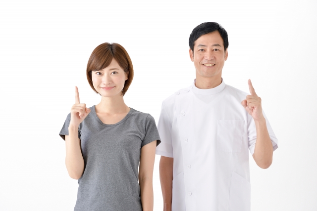 女性と男性整体師